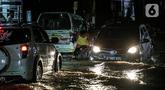 Sejumlah kendaraan terjebak banjir di Jalan Ciracas Raya, Jakarta, Jumat (12/8/2022). Hujan lebat yang terjadi sore tadi membuat Jalan Ciracas Raya tergenang air dan kendaraan terjebak banjir. (Liputan6.com/Faizal Fanani)