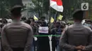 Mahasiswa yang tergabung dalam BEM Institut Pertanian Bogor melakukan aksi unjuk rasa di jalan Kuningan Persada sekitar Gedung Merah Putih KPK, Jakarta, Rabu (2/6/2021). Mereka menolak Tes Wawasan Kebangsaan dan pelantikan pegawai KPK menjadi Aparatur Sipil Negara. (Liputan6.com/Helmi Fithriansyah)