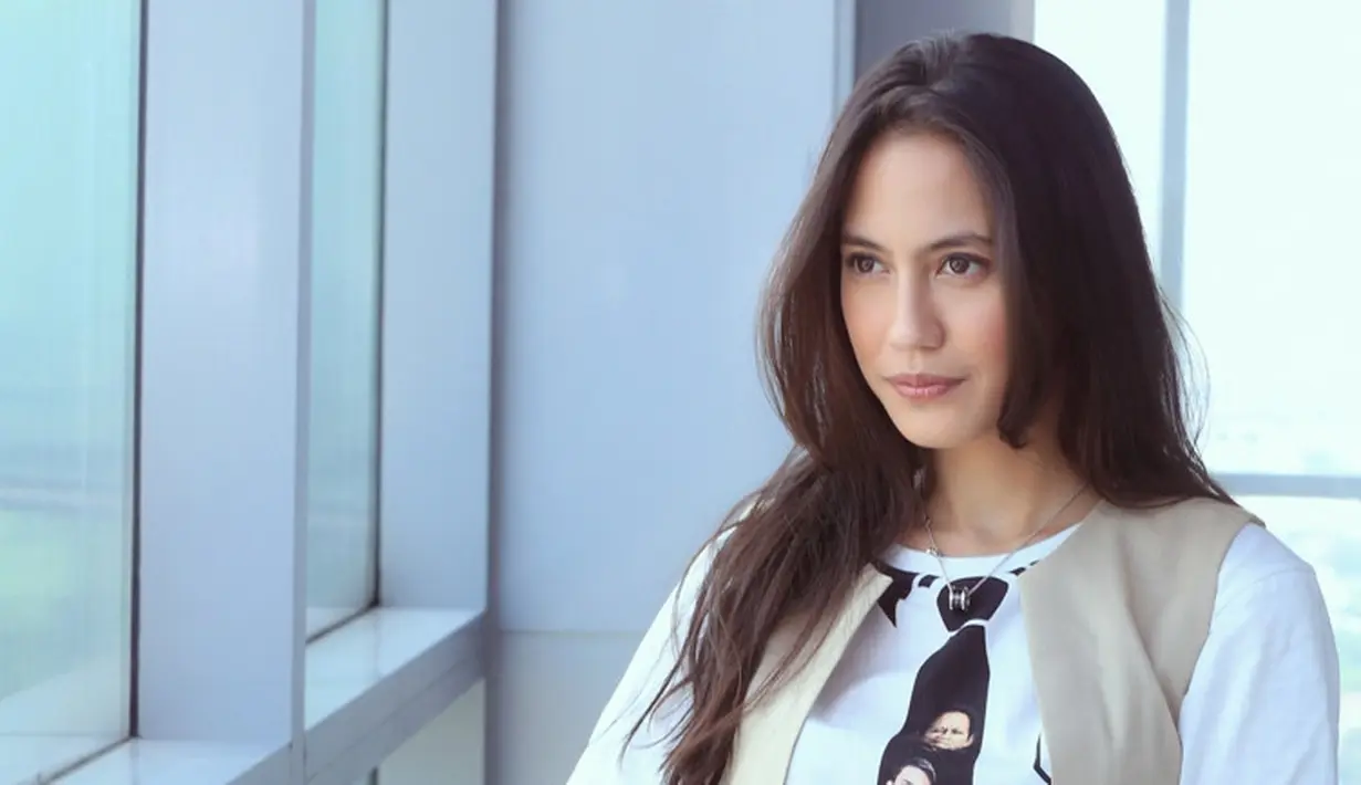 Setelah banyak bermain dalam film bergenre drama, perempuan 24 tahun itu mencoba keluar dari zona nyamannya selama ini. Ia bermain dalam drama komedi berjudul The Guys bareng Raditya Dika. (Adrian Putra/Bintang.com)