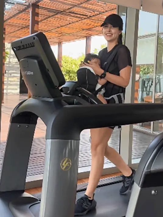 Enggak hanya olahraga di lapangan, istri dari pengusaha crypto ini juga menjalani olahraga simpel seperti lari di tempat gym. Bahkan dalam menjalani latihannya tersebut, Estelle Linden juga menggendong buah hatinya. (Liputan6.com/IG/@estelleelinden)