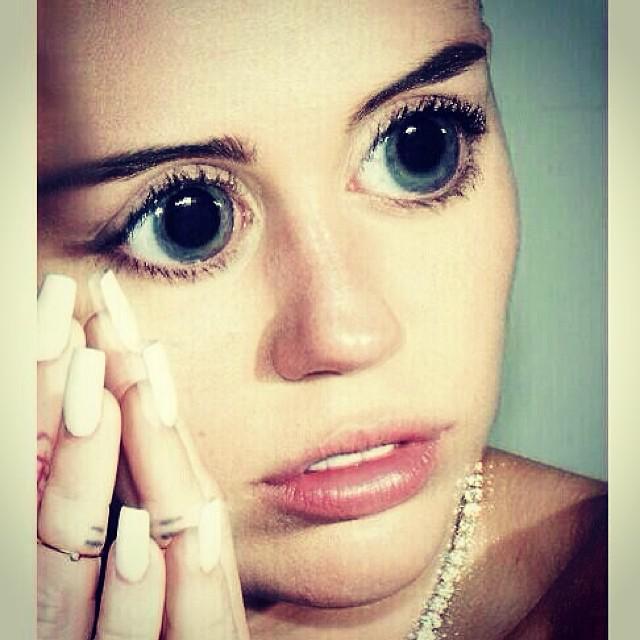 Miley Cyrus dengan 'mata belo' | Photo copyright Instagram/Miley Cyrus