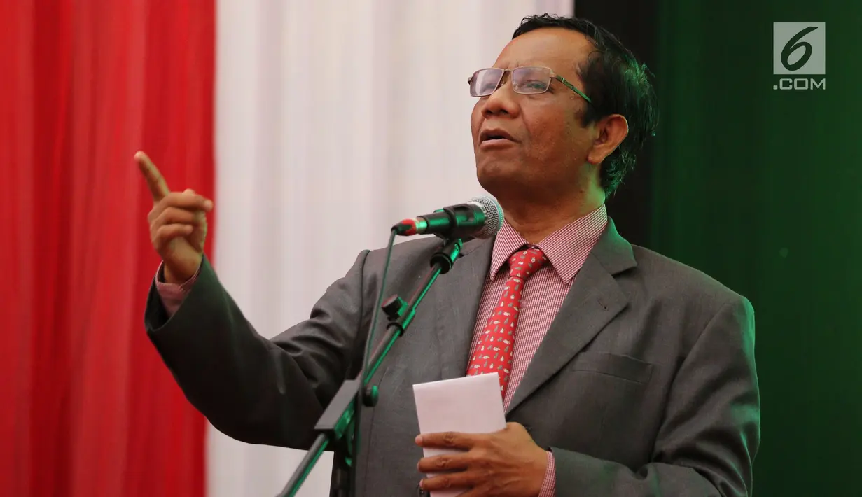 Ketua Gerakan Suluh Kebangsaan, Mahfud MD memberikan sambutan dalam acara Dialog Kebangsaan di Stasiun Solo Balapan, Rabu (20/2). Dialog dalam rangkaian Jelajah Kebangsaan tersebut bertema 'Merawat Harmoni dan Persatuan'. (Liputan6.com/Johan Tallo)