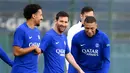 Bek Paris Saint-Germain (PSG) Marquinhos (kiri) tertawa bersama Lionel Messi dan Kylian Mbappe ambil bagian dalam sesi latihan di Saint-Germain-en-Laye di luar Paris, Senin (5/9/2022).  PSG akan menjamu Juventus pada matchday 1 Grup H Liga Champions 2022/2023 di Parc des Princes, Rabu 7 September 2022 dini hari. (Photo by FRANCK FIFE / AFP)