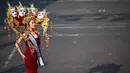 Peserta yang mengenakan kostum bertema HEAL (Kemanusiaan, Bumi, dan Kehidupan) mengikuti Jember Fashion Carnaval (JFC) ke-24 di Jember, Jawa Timur, Minggu (26/7/2026). (AFP/ Juni Krsiwanto)