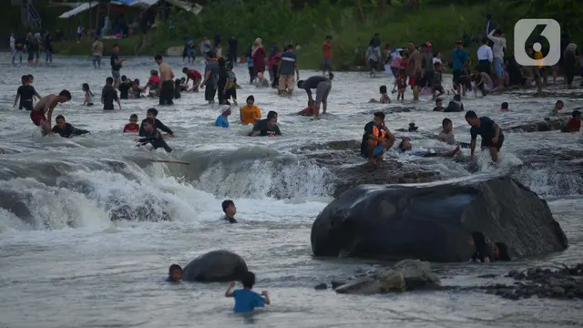 Serunya Mandi di Sungai Cipamingkis Bogor