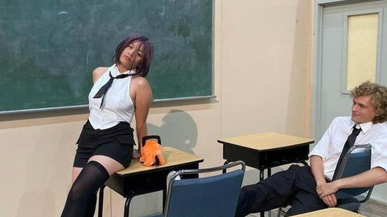 Cinta dan si bule udah pergi kencan beberapa kali, salah satunya adalah kencan cosplay yang super cute.