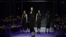 Gigi Hadid berjalan di catwalk mengenakan kreasi bagian dari koleksi Musim Semi Musim Panas 2023 wanita Versace selama event Milan Fashion Week di Milan, Italia (23/9/2022). Gigi tampil memukai saat berjalan di catwalk. Gigi Hadid mengenakan dress polos dengan sentuhan terbuka dibagian pinggang. (AP Photo/Alberto Pezzali)