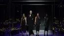 Gigi Hadid berjalan di catwalk mengenakan kreasi bagian dari koleksi Musim Semi Musim Panas 2023 wanita Versace selama event Milan Fashion Week di Milan, Italia (23/9/2022). Gigi tampil memukai saat berjalan di catwalk. Gigi Hadid mengenakan dress polos dengan sentuhan terbuka dibagian pinggang. (AP Photo/Alberto Pezzali)