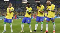 Pemain Brasil,&nbsp;Vinicius Junior (kiri kedua) merayakan gol pertama timnya ke gawang Korea Selatan bersama rekan-rekannya saat laga 16 besar Piala Dunia 2022 yang berlangsung di 974 Stadium, Selasa (06/12/2022). (AP/Jin-Man Lee)
