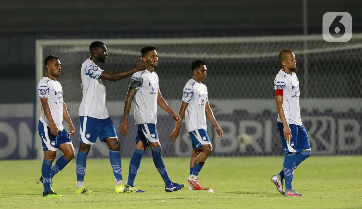 Para pemain Persib Bandung tampak kecewa usai ditahan imbang Bali United pada laga BRI Liga 1 di Stadion Indomilk Arena, Tangerang, Sabtu (18/9/2021). Persib Bandung ditahan imbang 10 pemain Bali United dengan skor 2-2. (Bola.com/M. Iqbal Ichsan)