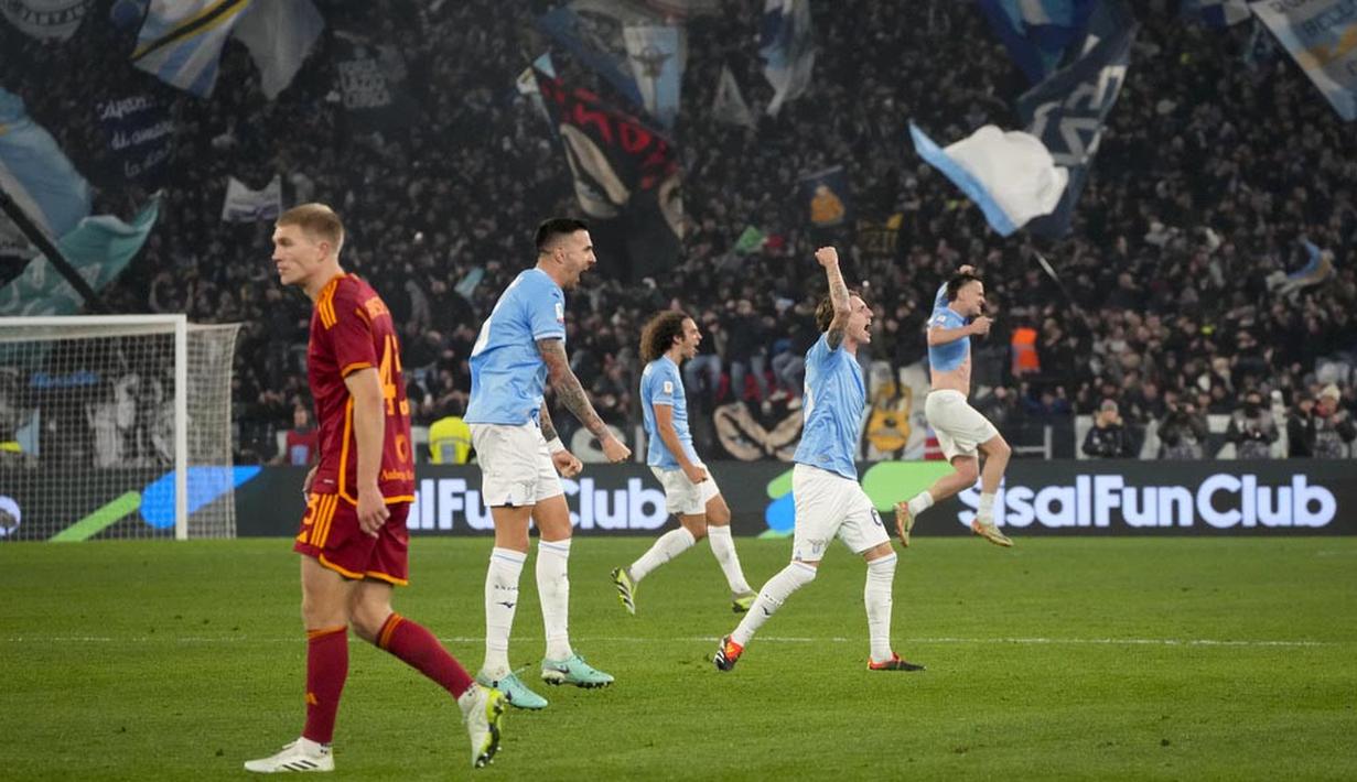 Pemain Lazio merayakan kemenangan atas AS Roma pada laga perempat final Coppa Italia 2023/2024 di Stadio Olimpico, Kamis (11/1/2024). Berkat hasil ini, Lazio pun berhak melaju ke babak semifinal untuk menghadapi pemenang laga babak 8 besar lainnya yang mempertemukan Juventus vs Frosinone. (AP Photo/Gregorio Borgia)