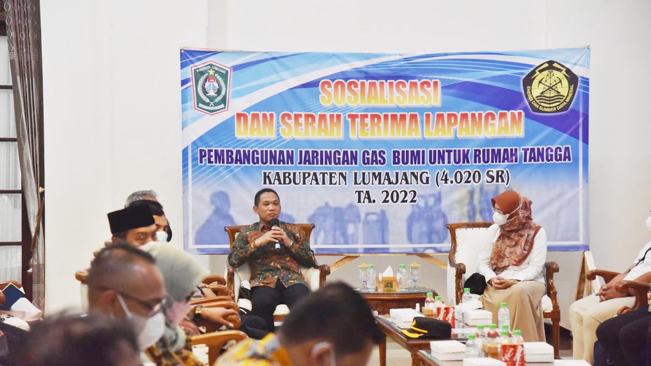 Bupati Lumajang Thoriqul Haq (Kanan) memberikan arahan dalam sosialisasi pembangunan jaringan gas  bumi untuk rumah tangga dari Kementerian ESDM (Istimewa)