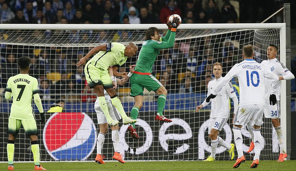 Kiper Dynamo Kiev, Oleksandr Shovkovskiy, mengamankan bola dari sundulan bek Manchester City, Vincent Kompany. Kiev sempat mengecilkan kedudukan menjadi 1-2 melalui gol dari Vitaliy Buyalskyy. (Reuters/Gleb Garanich)