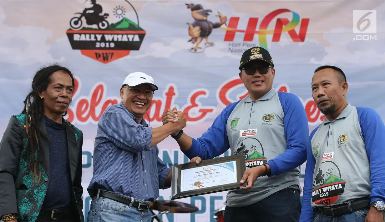 PT HM Sampoerna Tbk menerima apresiasi atas partisipasi dalam acara Hari Pers Nasional 2019 di Pasuruan, Jatim, Minggu (3/2). Selain kegiatan rally wisata juga digelar pameran produk UKM di kawasan wisata Bromo. (Liputan6.com/HO/Ading)
