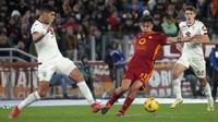 Pemain AS Roma, Paulo Dybala (tengah) berusaha melewati penjagaan pemain Torino, Adam Masina saat laga lanjutan Liga Italia 2023/2024 di Olympic Stadium, Roma, Italia, Selasa, (27/02/2024) dini hari WIB. (AP Photo/Gregorio Borgia)
