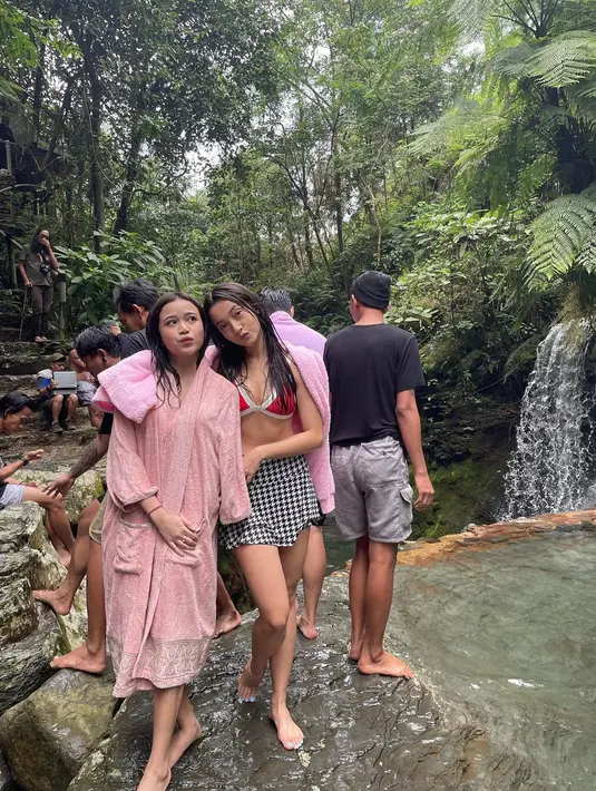 Megan Domani pakai rok mini [Instagram/megandomani1410]