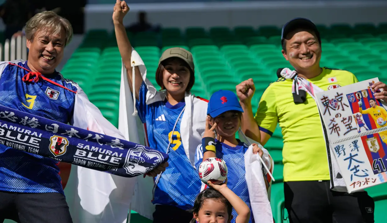 Suporter Jepang menyemangati tim mereka sebelum dimulainya pertandingan sepak bola Grup D Piala Asia antara Jepang dan Vietnam di Stadion Al Thumama, Doha, Qatar, Minggu (14/1/2024). (AP Photo/Thanassis Stavrakis)
