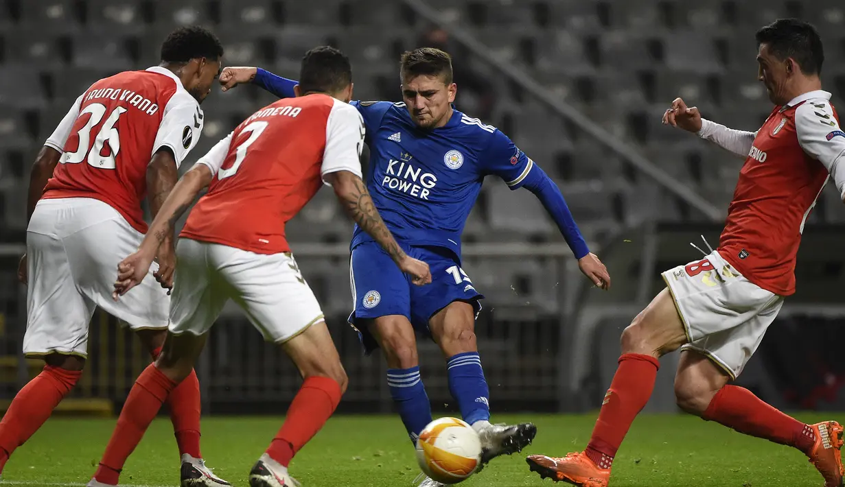 Gelandang Leicester City, Harvey Barnes (tengah), dikurung tiga pemain SC Braga dalam laga lanjutan Liga Europa 2020/21 Grup G di Braga Municipal Stadium, Braga, Kamis (26/11/2020) waktu setempat. Leicester City bermain imbang 3-3 dengan SC Braga (AFP/Miguel Riopa)