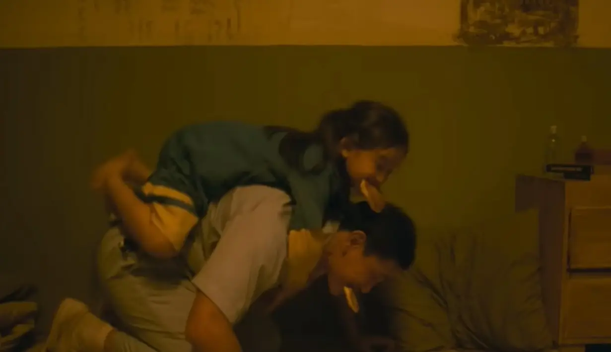 Meski begitu, mereka ternyata peduli dengan Dodo. Mereka memasukkan Kartika kecil ke dalam penjara untuk bertemu ayahnya. (Foto: YouTube)