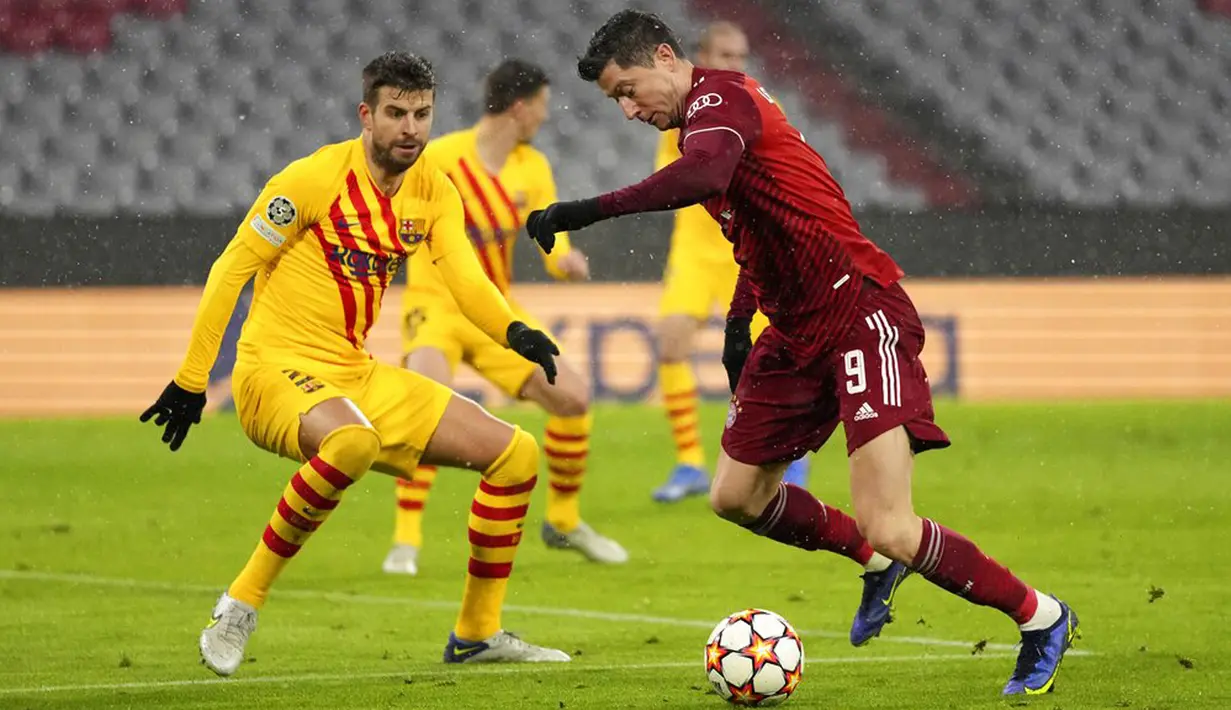 Pemain Barcelona Gerard Pique (kiri) bertahan melawan pemain Bayern Munchen Robert Lewandowski pada pertandingan Grup E Liga Champions di Munich, Jerman, 8 Desember 2021. Bayern Munchen menang 3-0. (AP Photo/Matthias Schrader)
