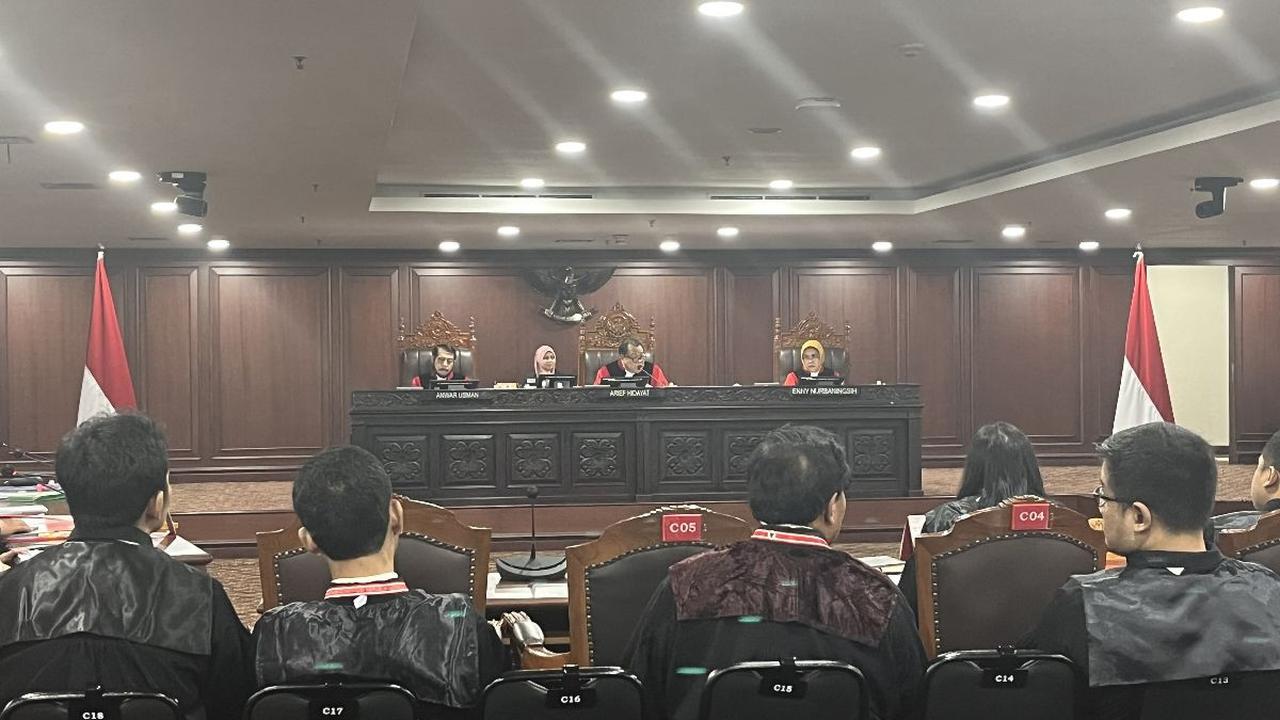 Saldi menjelaskan, kedua pemohon dijadwalkan hadir pukul 08.00 WIB. Namun ketika sidang sudah dibuka dan dimulai yang bersangkutan tidak kunjung hadir.<br>