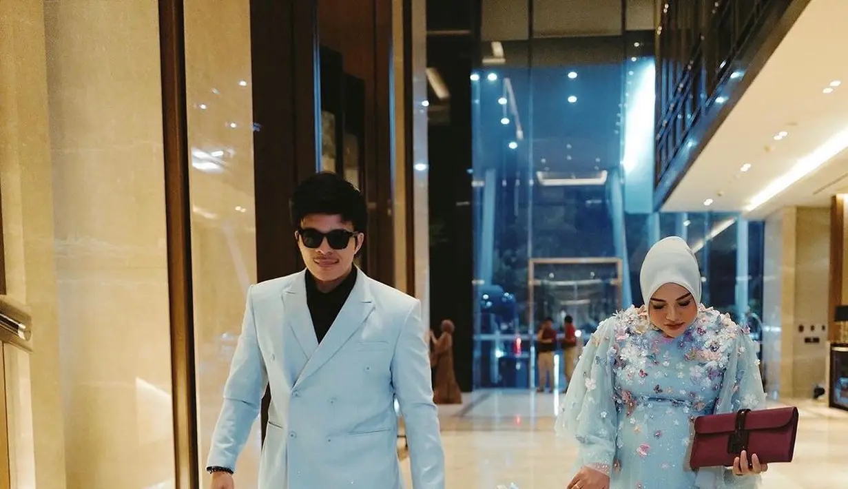 Aurel Hermansyah tampil dengan gaun warna baby blue yang serasi dengan kerudungnya. Gaun tersebut memiliki detail kupu-kupu dan bunga 3D. [@aurelie.hermansyah]