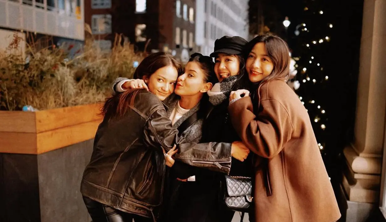 Seru bisa liburan bareng sahabat, keempat selebriti ini banyak mengunjungi berbagai tempat seru bersama. Selain liburan ke London, terlihat bahwa mereka pun sempat mengunjungi Disneyland di Paris, Perancis.(Liputan6.com/IG/@febbyrastanty)