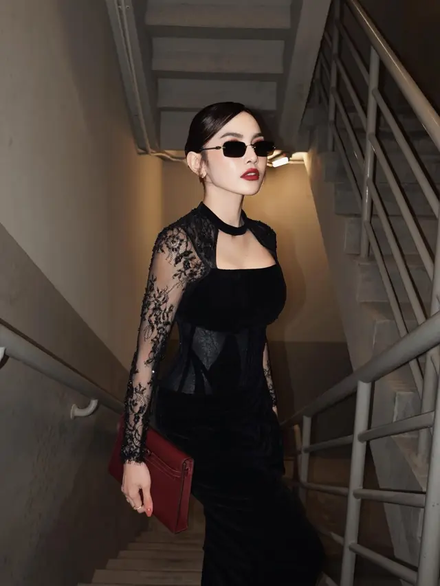 Slay dan Penuh Attitude, Gaya Mahalini Kondangan dalam Balutan Dress Hitam & Kacamata Hitam Ini Auto Jadi Sorotan