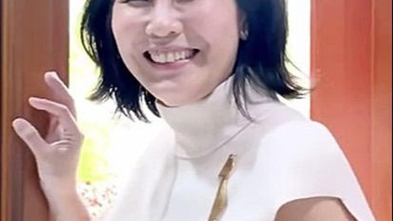 Meskipun begitu, Veronica menjalani hari-harinya dengan bahagia. Auranya berbeda, penuh kegembiraan dan keceriaan.