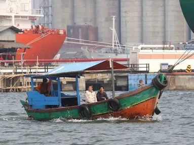 Sebuah perahu membawa penumpang di Tanjung Priok, Jakarta, Senin (17/7). Para nelayan tersebut mengandalakan penyewaan perahu bagi warga Jakarta untuk wisata dan memancing di teluk Jakarta yang berkisar Rp 800 ribu. (Liputan6.com/Angga Yuniar)