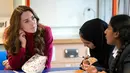 Kate Middleton, Duchess of Cambridge, berinteraksi dengan siswa selama kunjungan ke Nower Hill High School di Harrow, London utara (24/11/2021). Ia mengikuti pelajaran sains yang mempelajari ilmu saraf dan pentingnya perkembangan anak usia dini bersama para siswa. (AFP/Pool/Kirsty Wigglesworth)