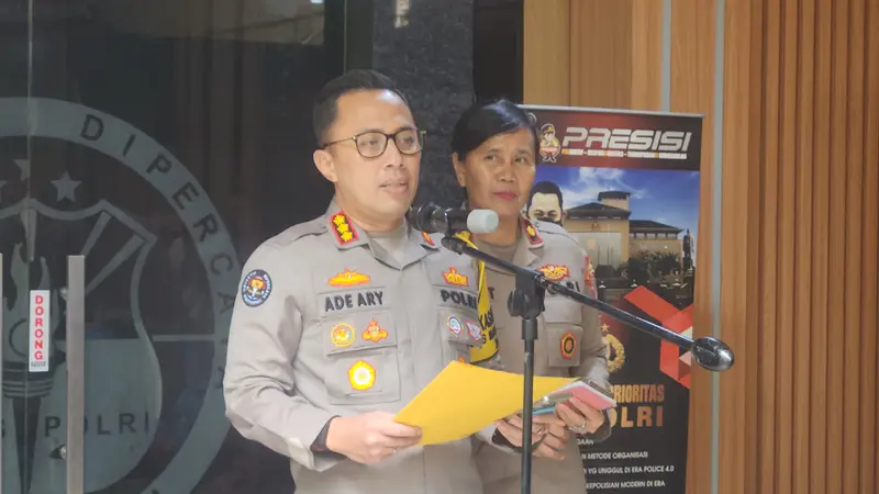 Kabid Humas Polda Metro Jaya, Kombes Pol Ade Ary Syam Indradi memberikan keterangan pers terkait kasus pembunuhan Raden Andante Khalif Pramudityo alias Dante (6), Senin (18/3/2024). (Merdeka.com/Bachtiarudin Alam)