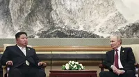 Presiden Rusia Vladimir Putin berbincang dengan Pemimpin Korea Utara Kim Jong Un di Diaoyutai State Guesthouse, Beijing, China, Rabu (3/9/2025). (Dok. Alexander Kazakov, Sputnik, foto pool Kremlin via AP)&nbsp;&nbsp;&nbsp;