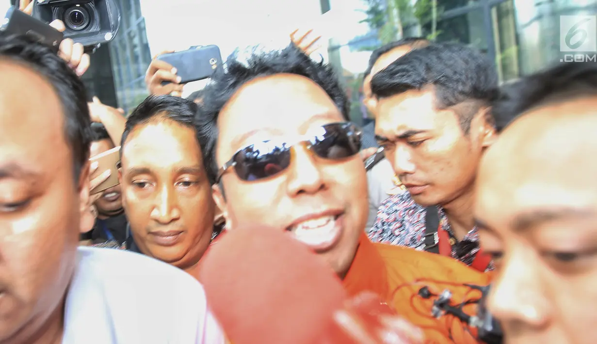 Ketua Umum PPP, Romahurmuziy dengan rompi tahanan meninggalkan gedung KPK, Jakarta, Sabtu (16/3). Romahurmuziy yang terjerat Operasi Tangkap Tangan (OTT) di Surabayapada Jumat (15/3) pagi itu ditahan KPK. (Liputan6.com/Faizal Fanani)