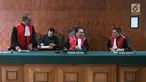 Hakim Ketua dan Hakim Anggota usai sidang gugatan perbuatan melawan hukum terkait perjanjian konsesi antara PT Karya Citra Nusantara (KCN) dengan PT Kawasan Berikat Nusantara (KBN) di PN Jakarta Utara, Selasa (17/4). (Liputan6.com/Arya Manggala)