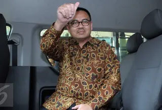 Menteri ESDM Sudirman Said mengacungkan jempol saat akan meninggalkan Gedung KPK, Jakarta, Selasa (24/5). Sudirman Said mengaku diundang KPK untuk meningkatkan koordinasi antara kedua lembaga tersebut. (Liputan6.com/Helmi Afandi)
