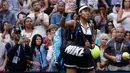 Petenis Jepang, Naomi Osaka melambaikan tangan ke arah penonton setelah kalah dari petenis Swiss, Belinda Bencic pada babak keempat turnamen AS Terbuka 2019 di Arthur Ashe Stadium, Senin (2/9/2019). Naomi Osaka tumbang dua set langsung, 5-7 dan 4-6, dalam tempo 87 menit. (AP/Frank Franklin II)