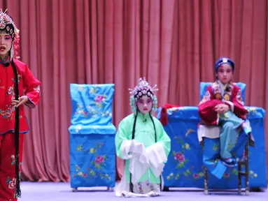 Anak-anak menampilkan Opera Hahaqiang di Mumendian, Qingxian, Provinsi Hebei, China, 27 Agustus 2020. Beberapa anak menghabiskan liburan musim panas mereka dengan mempelajari Opera Hahaqiang, sebuah opera lokal di beberapa bagian Provinsi Hebei dan Shandong.(Xinhua/Mu Yu)