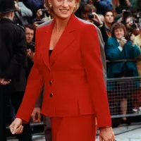 Lady Diana membawa tas Lady Dior. Foto: W Magazine.