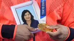 Atlet yang berasal dari Perfektur Okinawa tersebut mengungkapkan bahwa ibunya, yang meninggal pada 2019 silam, merupakan orang yang selalu mendukung dirinya sejak kecil. Ia berpikir bahwa ibunya akan tersenyum dan menangis di surga ketika dirinya berhasil persembahkan emas. (Foto: AP/Vincent Thian)