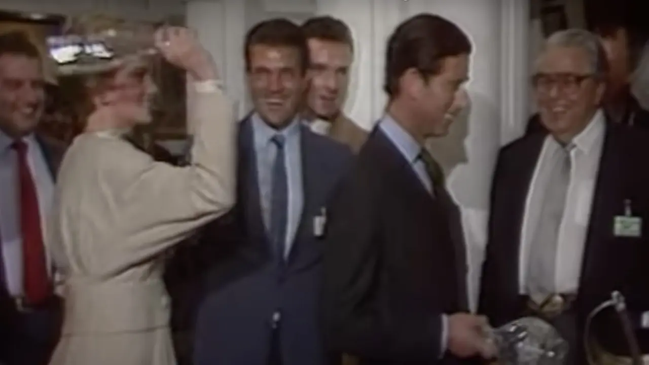Putri Diana memecahkan botol kaca palsu di atas kepala Pangeran Charles saat berkunjung ke lokasi syuting film Bond 'The Living Daylights.'
