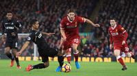 Pemain Liverpool, Adam Lallana berebut bola dengan pemain Swansea City, Kyle Naughton pada laga pekan ke-20 Premier League di Stadion Anfield, Rabu (27/12). Di hadapan suporternya sendiri, Liverpool mencukur Swansea City 5-0. (Peter Byrne/PA via AP)