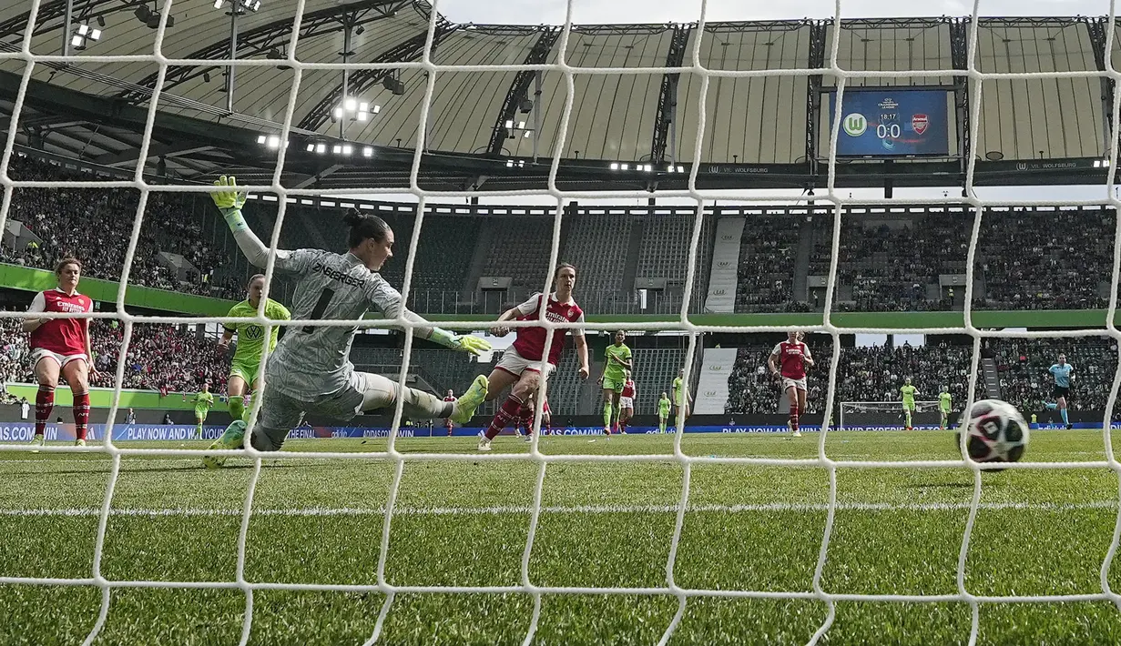 Pemain Wolfsburg, Ewa Pajor mencetak gol pertama timnya pada laga leg pertama semifinal Liga Champions Wanita 2022/2023 melawan Arsenal di Volkswagen Arena, Wolfsburg, Jerman, Minggu (23/04/2023). Laga berakhir dengan skor 2-2. (AP Photo/Martin Meissner)