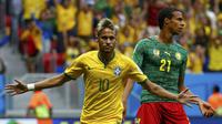 Timnas Brasil menang telak atas Kamerun 4-1 di laga terakhir penyisihan Piala Dunia 2014 Grup A di Stadion Nasional Brasil, (24/6/2014). (REUTERS/Michael Dalder)