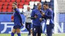 Alex Morgan (kiri) menyaksikan keakraban Ashlyn Harris dan Ali Krieger di tengah latihan timnas AS jelang Piala Dunia Wanita 2019 lalu.( AP/Alessandra Tarantino )