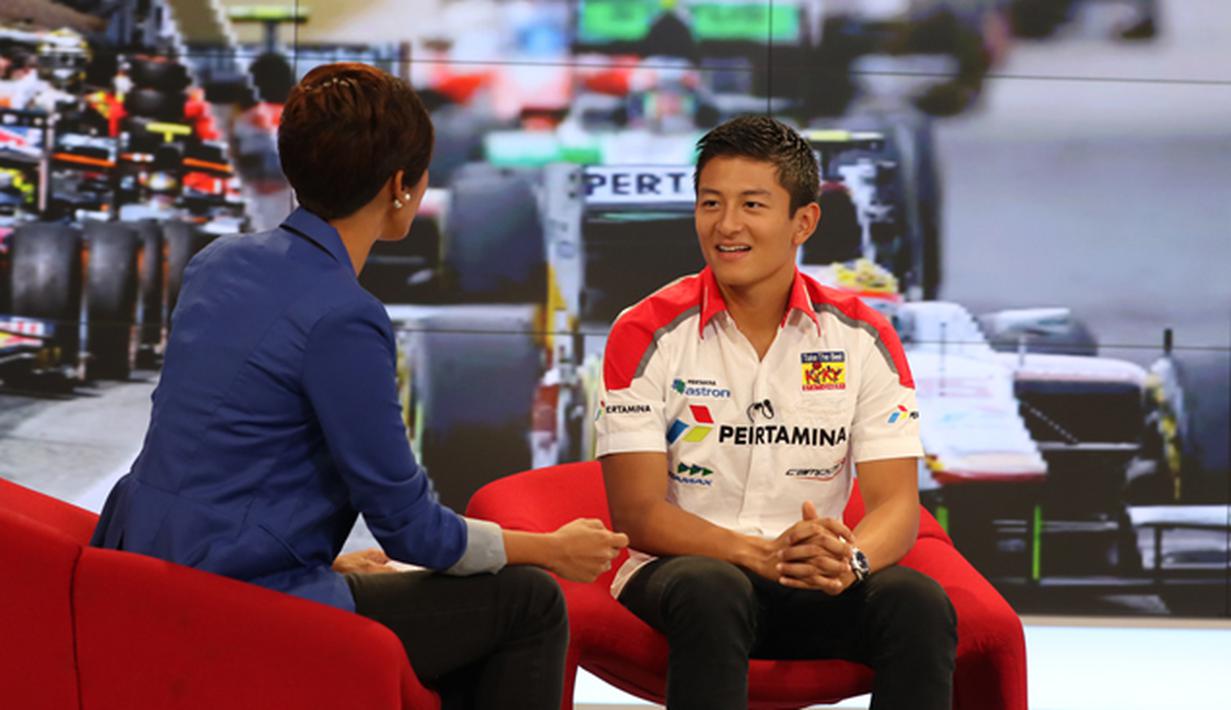 Pebalap Rio Haryanto menjawab sejumlah pertanyaan terkait karier balapnya saat berkunjung ke SCTV Tower di Jakarta, Jumat (31/8/2015).  (Bola.com/Vitalis Yogi)