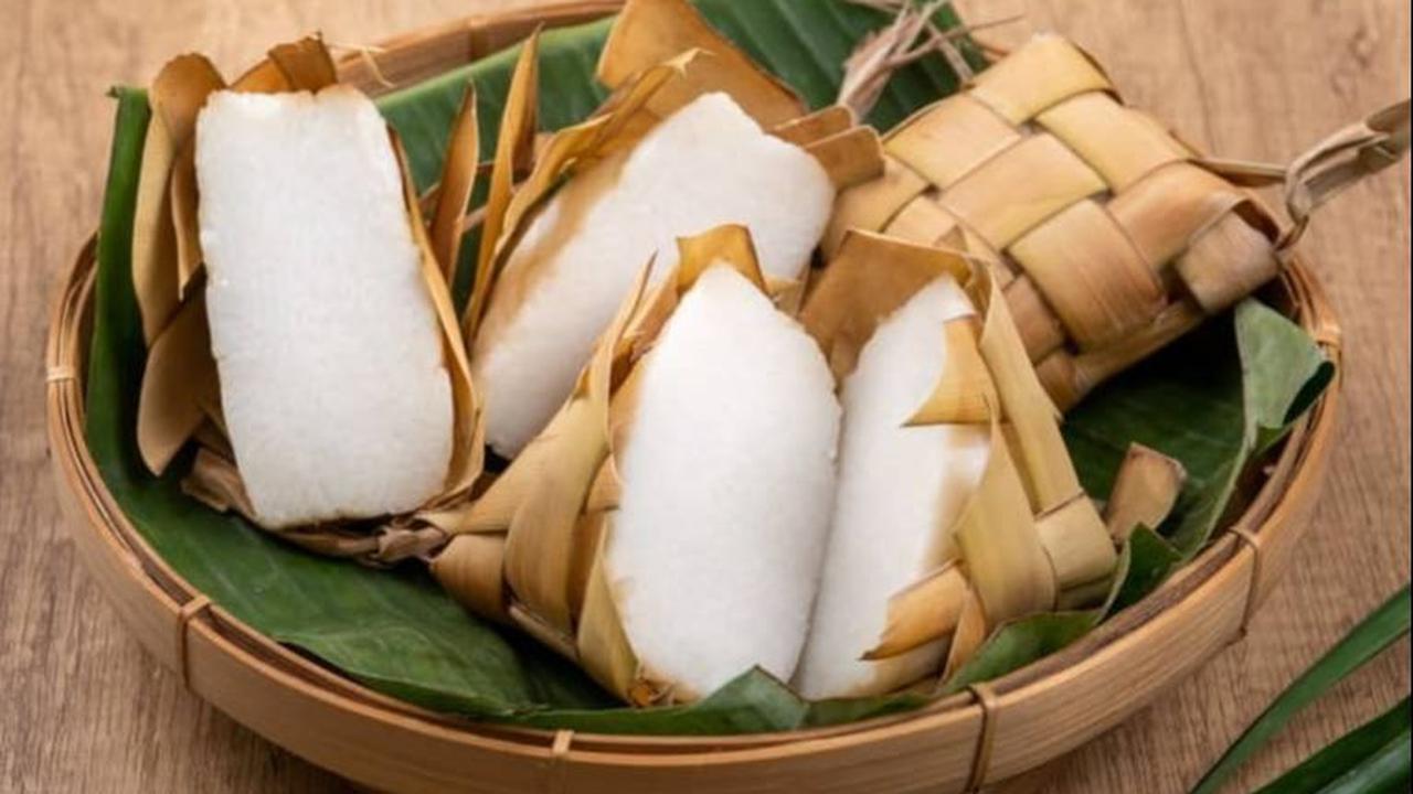 Tradisi Membuat Ketupat Bersama Keluarga