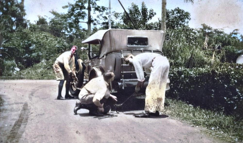 Potret mobil mogok tahun 1931 (Bintoro Hoepoedio)