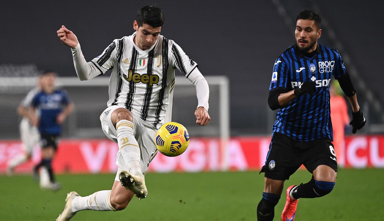 Penyerang Juventus, Alvaro Morata, berebut bola dengan bek Atalanta, Jose Luis Palomino, pada laga lanjutan Liga Italia di Allianz Stadium, Kamis (17/12/2020) dini hari WIB. Juventus bermain imbang 1-1 menghadapi Atalanta. (AFP/Marco Bertorello)