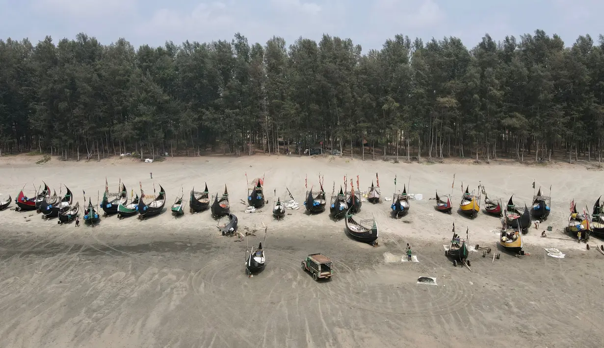 Foto udara memperlihatkan perahu nelayan di sepanjang pantai di Teluk Benggala, Teknaf, Bangladesh, 28 Maret 2022. (Munir uz Zaman/AFP)